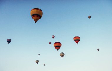 Renkli sıcak hava balonları mavi gökyüzü karşı bir grup.