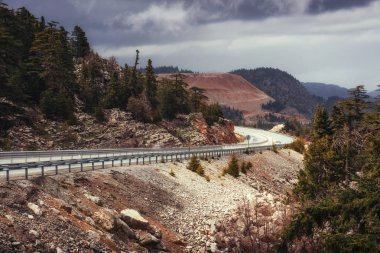 Bir güzel asfalt yol dağlara o videoyu izlemek.