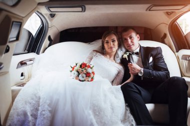 Düğün günü bir araçta genç çift.
