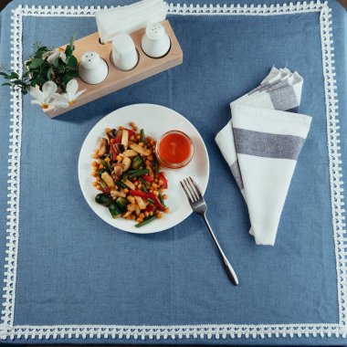 buğulanmış sebze bir mantar ve sos. Reklam çekim menüsü