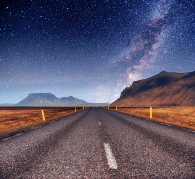 Fantastik yıldızlı gökyüzü ve Samanyolu. Bir kanalı Jokulsarlon lagün ve Atlantik Okyanusu Güney İzlanda'bağlama üzerinde köprü.