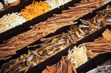 bira ile açık büfe. Basturma eti ve jambon peynir ve mantar. Tablo açık büfe