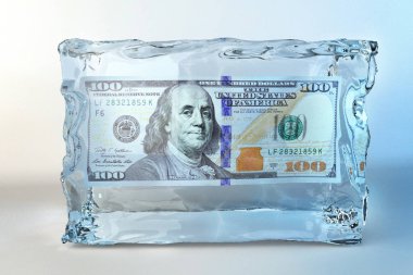 Ice cube yüz dolarlık banknot üzerinde beyaz bir arka plan ile 3D çizimi