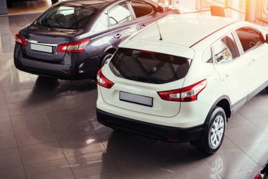 büyük pencereler ile ferah showroom arabada.