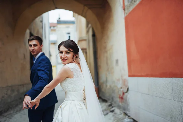 Wedding Portrait Happy Couple Stand Kissing Streets Old City — Stock Photo, Image