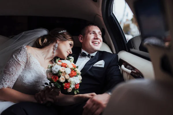 Junges Paar Auto Hochzeitstag — Stockfoto