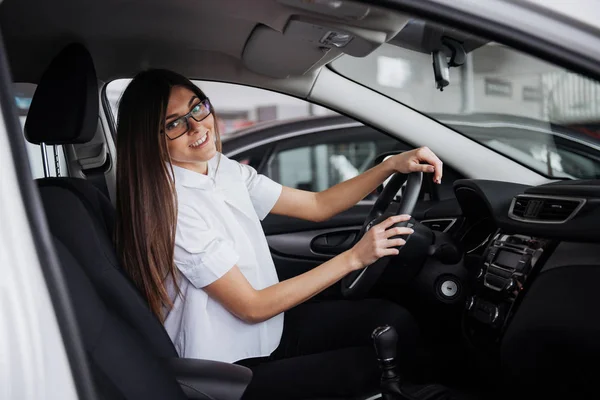 Retrato Una Joven Mujer Hermosa Sentada Coche — Foto de Stock