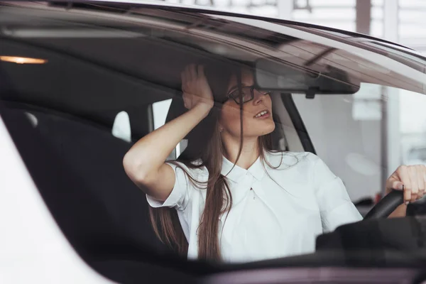 Atraktivní Mladá Běloška Předního Sedadla Automobilu Při Pohledu Fotoaparát — Stock fotografie