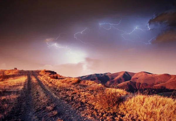 Colaj Fantastic Frumos Fulger Peste Vârfurile Muntoase Acoperite Zăpadă Peisaj — Fotografie, imagine de stoc