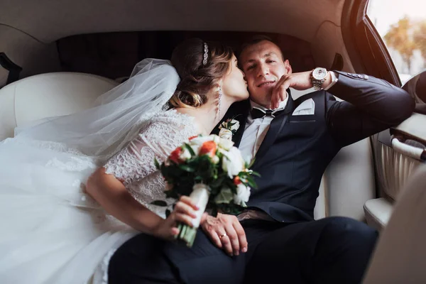 Homem Mulher Felizes Sorrindo Alegrando Dia Casamento — Fotografia de Stock