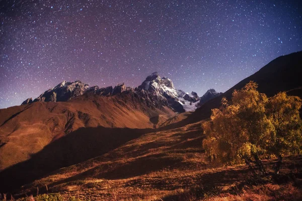 Fantástico Cielo Estrellado Paisaje Otoñal Picos Nevados Principal Cresta Caucásica — Foto de Stock