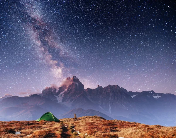 Tenda Verde Espalhou Passo Goulet Fantástico Céu Estrelado Georgia Svaneti — Fotografia de Stock