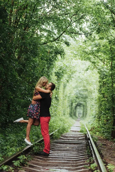 Verliefde Paar Een Tunnel Van Groene Bomen Aan Spoorweg — Stockfoto