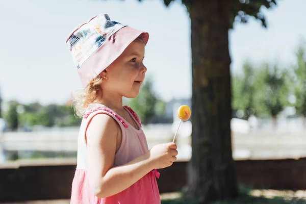 Grappige Kind Met Snoep Lollipop Gelukkig Klein Meisje Eten Grote — Stockfoto