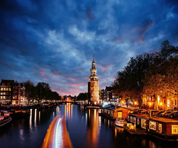 Gyönyörű Amszterdamban Épületek Hajók Víz Csatorna Közelében Éjszakai Megvilágítás — Stock Fotó