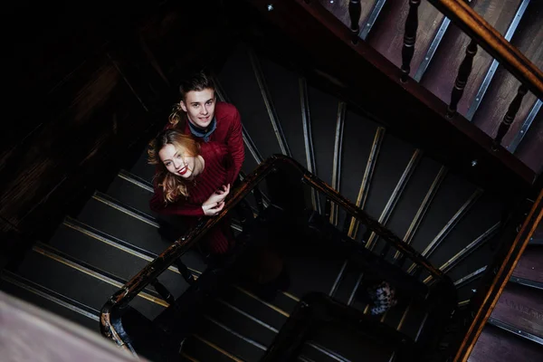 Пара Молодых Людей Деревянной Лестнице Входа Старый Дом — стоковое фото
