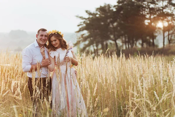 Mujer Feliz Con Marido Temporada Otoño Hierba Alta Atardecer —  Fotos de Stock