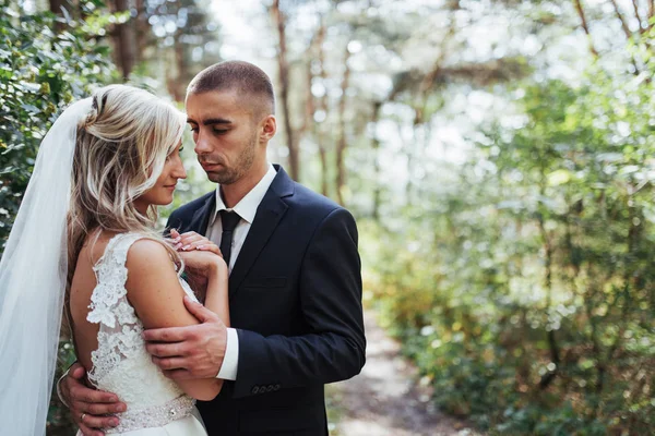 Feliz Pareja Joven Posa Para Los Fotógrafos Día Más Feliz — Foto de Stock