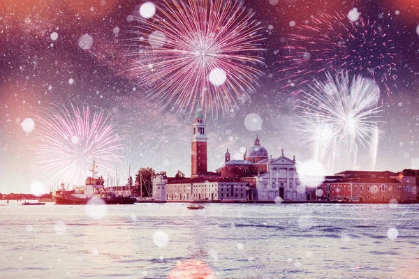 Kule Venedik'te San Marco Meydanı Piazza San Marco ve Campanile bell. Parlak renkli havai fişekler. Yıldızlı gökyüzü ve Samanyolu. İtalya. Bokeh ışık efekti, yumuşak filtre. 