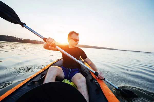 Людина Плаває Озері Каяку Фантастичному Заході Сонця — стокове фото