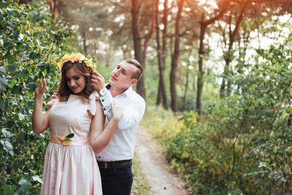 Pareja Feliz Bosque Pinos Mundo Belleza —  Fotos de Stock