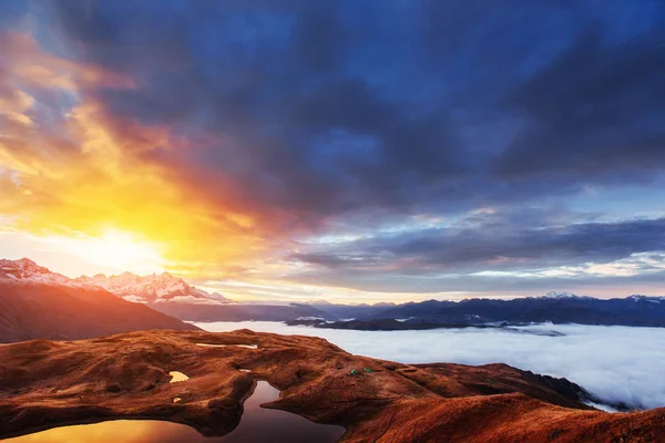 Sunset bulvarında dağ gölü Koruldi. Üst Svaneti, Georgia, Avrupa. Kafkas Dağları