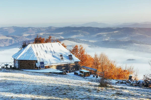 Kabiny Górach Zimie Tajemnicza Mgła Oczekiwaniu Wakacje Karpaty Ukrainy Europy — Zdjęcie stockowe