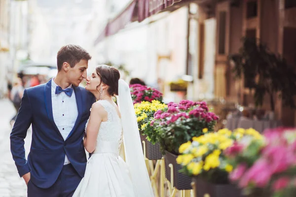 Jovem Casal Café Com Flores — Fotografia de Stock