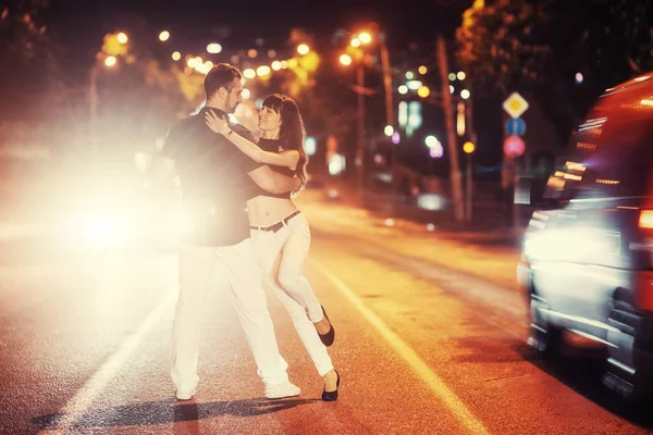 Pareja Joven Bailando Carretera Ucrania Europa —  Fotos de Stock