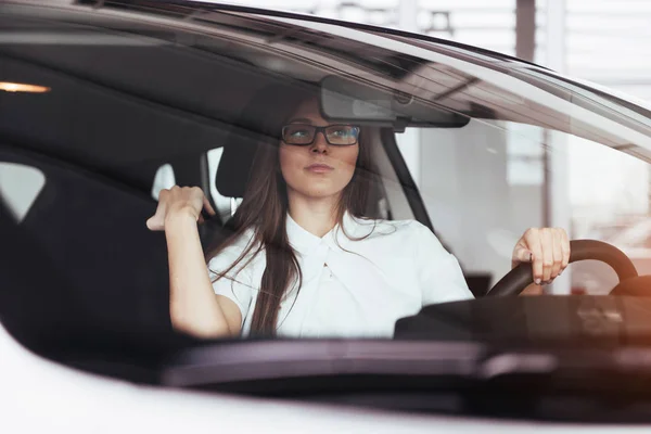 Atraktivní Mladá Běloška Předního Sedadla Automobilu Při Pohledu Fotoaparát — Stock fotografie