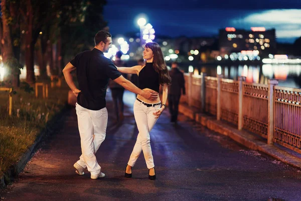 Giovane Coppia Ballare Tango Sul Terrapieno Del Fiume Sera — Foto Stock