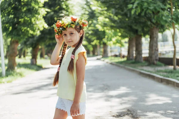 Bébé Été Heureux Belle Fille Avec Une Couronne Fleurs — Photo