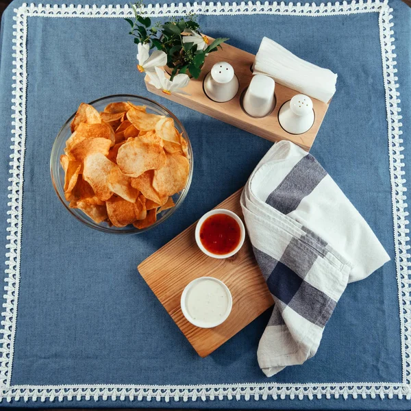 Potatischips Med Sås Bordet Hemlagade Såser — Stockfoto