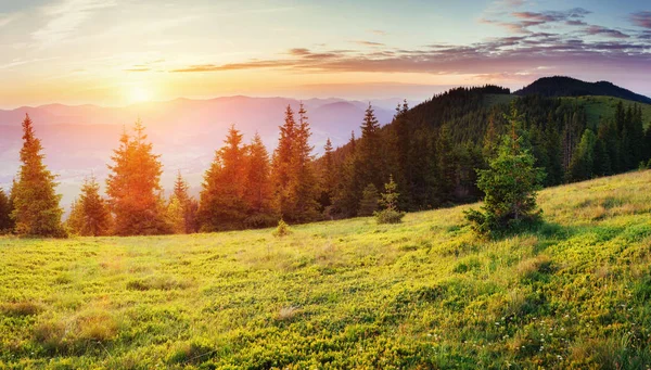 Kleurrijke Hemel Met Zon Achtergrond Bergen Zonsondergang Zonsopgang Oekraïne Europa — Stockfoto