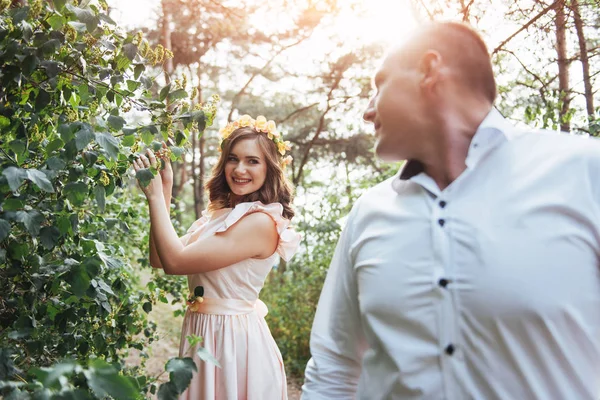 Mooie Gelukkige Paar Een Wandeling Het Bos — Stockfoto
