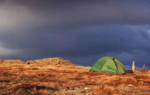 Tenda Turística Nas Montanhas Primavera — Fotografia de Stock