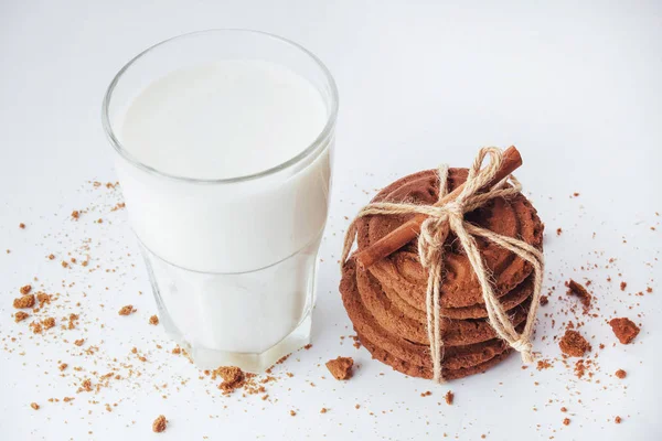 Transparentes Glas Milch Und Kekse Auf Weißem Hintergrund — Stockfoto