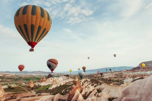 Globo Aire Caliente Volando Sobre Paisaje Rocoso Capadocia Turquía Valle — Foto de Stock