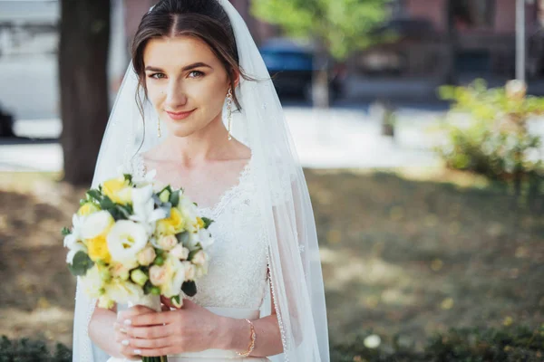 Ritratto Della Sposa Felice Vestito Fantastica Giornata Estiva — Foto Stock