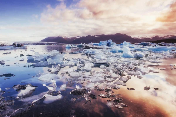 冰川湖中的冰山 在冰岛南部的一座山上日落 Jokulsarlon — 图库照片