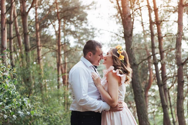 Happy Couple Pine Forest Beauty World — Stock Photo, Image