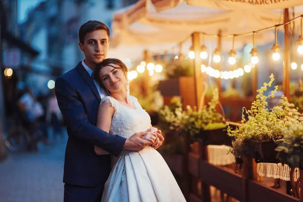 Hochzeitspaar Der Nacht Café Zusammen Mit Dekorationslichtern — Stockfoto