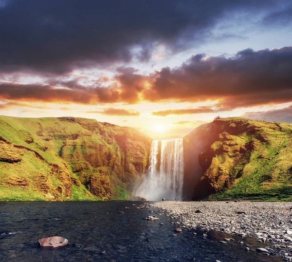 大瀑布 Skogafoss 在冰岛南部的 Skogar 镇附近 戏剧性和风景如画的场面 — 图库照片