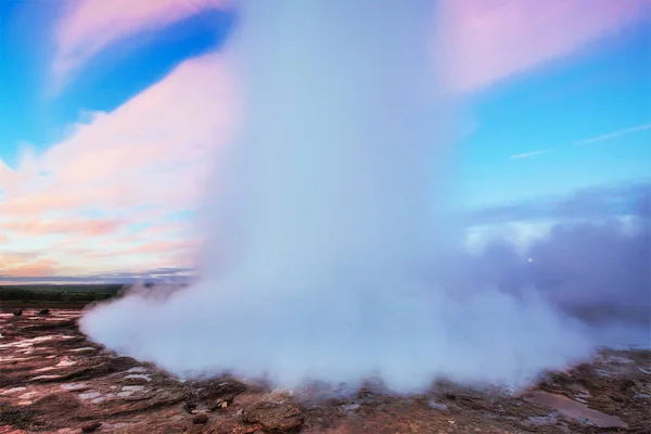 Strokkur Гейзерів Виверження Ісландії Кольори Фантастичні Красиві Рожеві Хмари Синє — стокове фото