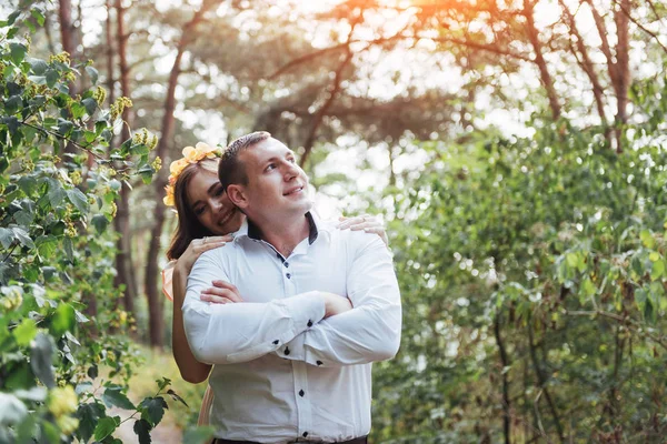 Hermosa Pareja Feliz Paseo Por Bosque —  Fotos de Stock