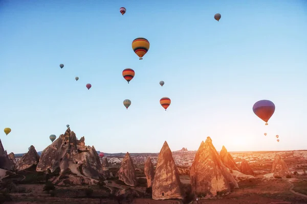 Csodálatos Naplemente Alatt Cappadocia Gyönyörű Színes Lufi Törökország — Stock Fotó