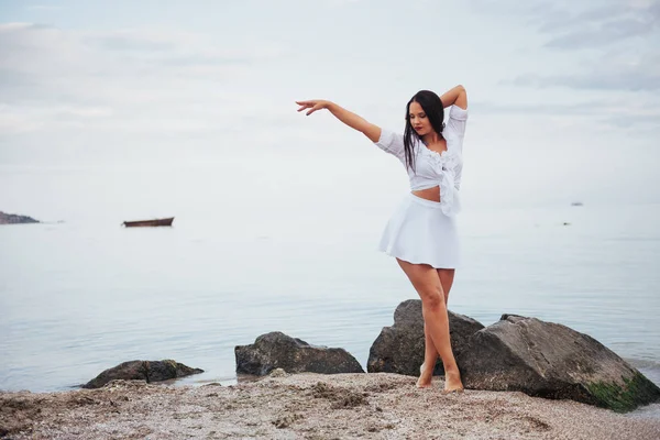 Dziewczyna Kitel Tańczy Boso Ręce Piasek Plaża Nad Lazurowe Morze — Zdjęcie stockowe