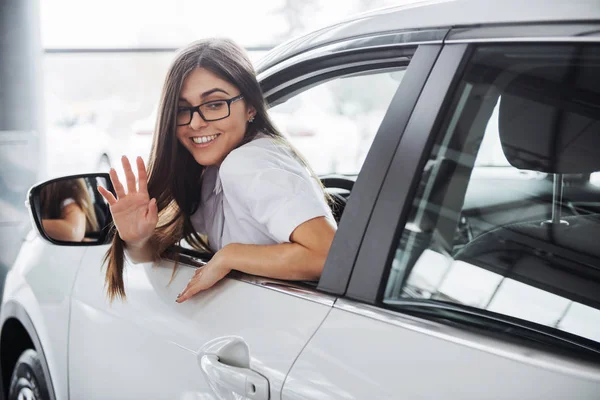 Hübsche Junge Frau Steuer Ihres Neuen Autos — Stockfoto