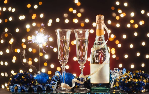 Weihnachts Und Neujahrsfeier Mit Champagner Neujahrsfest Dekorierten Tisch Zwei Sektgläser — Stockfoto