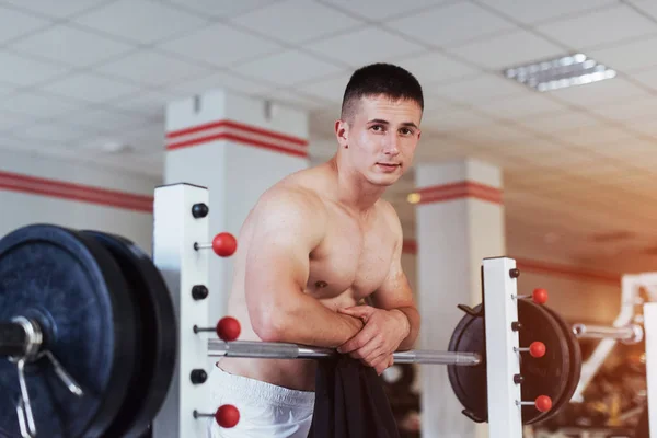 Hermoso Hombre Con Grandes Músculos Posando Para Cámara Bonito Gimnasio — Foto de Stock